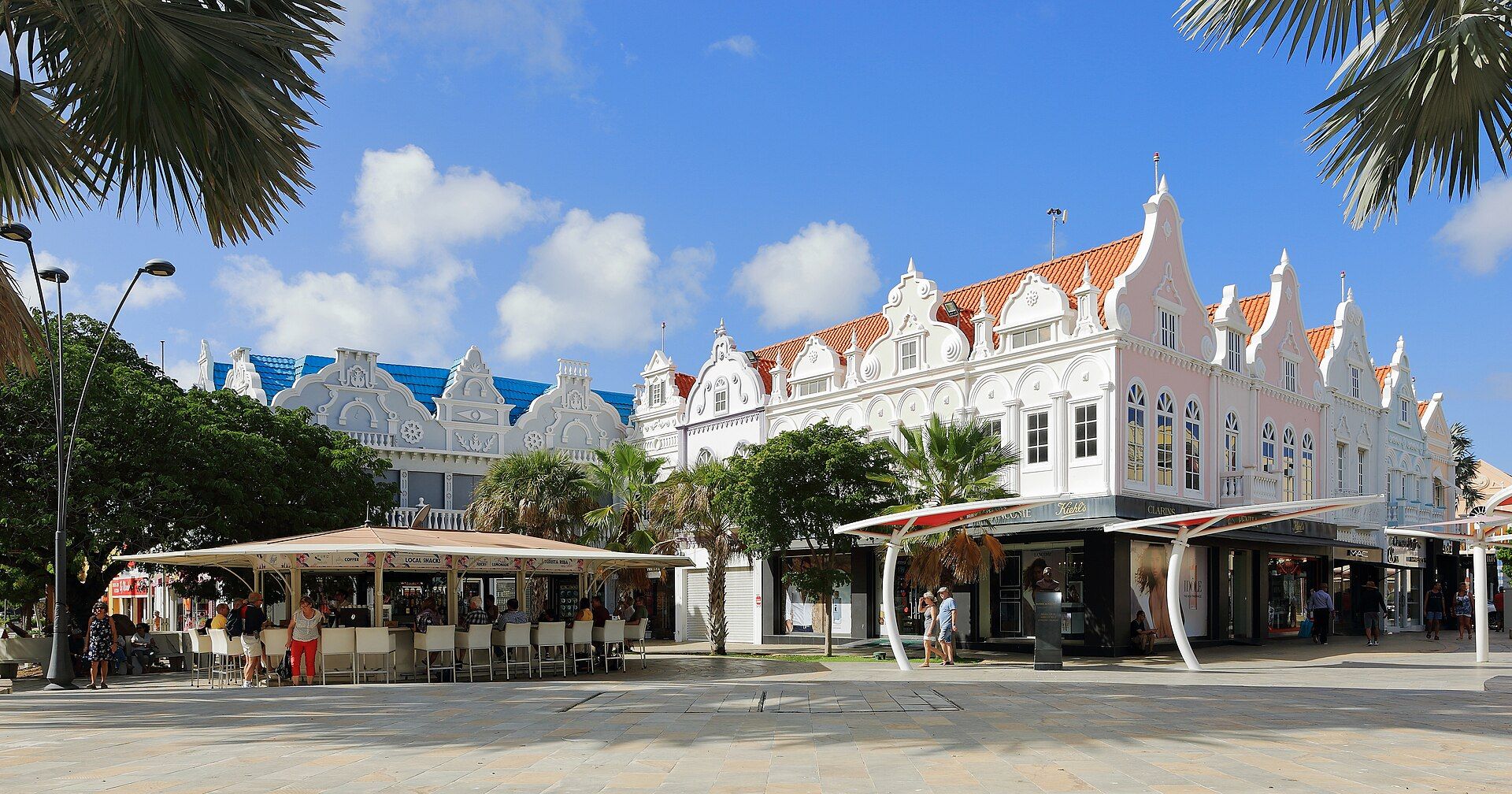 Plaza Daniel Leo met Nederlandse koloniale gevels in Oranjestad