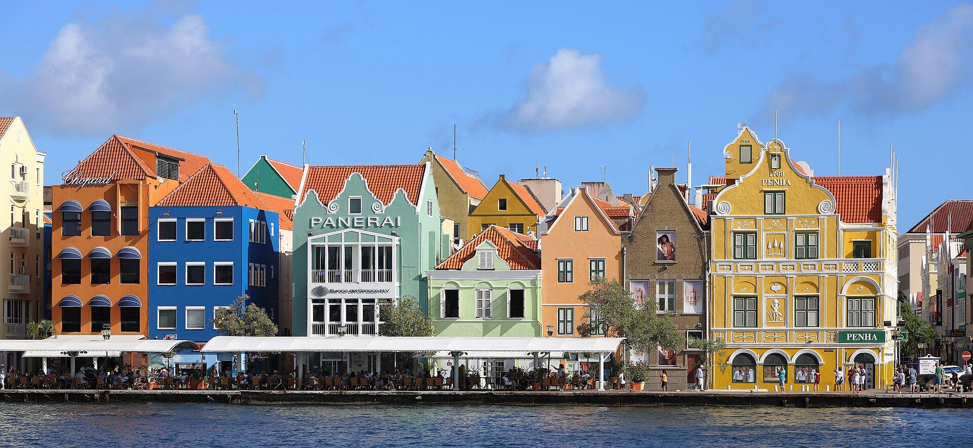 Kleurrijke gevels van de Handelskade in Willemstad