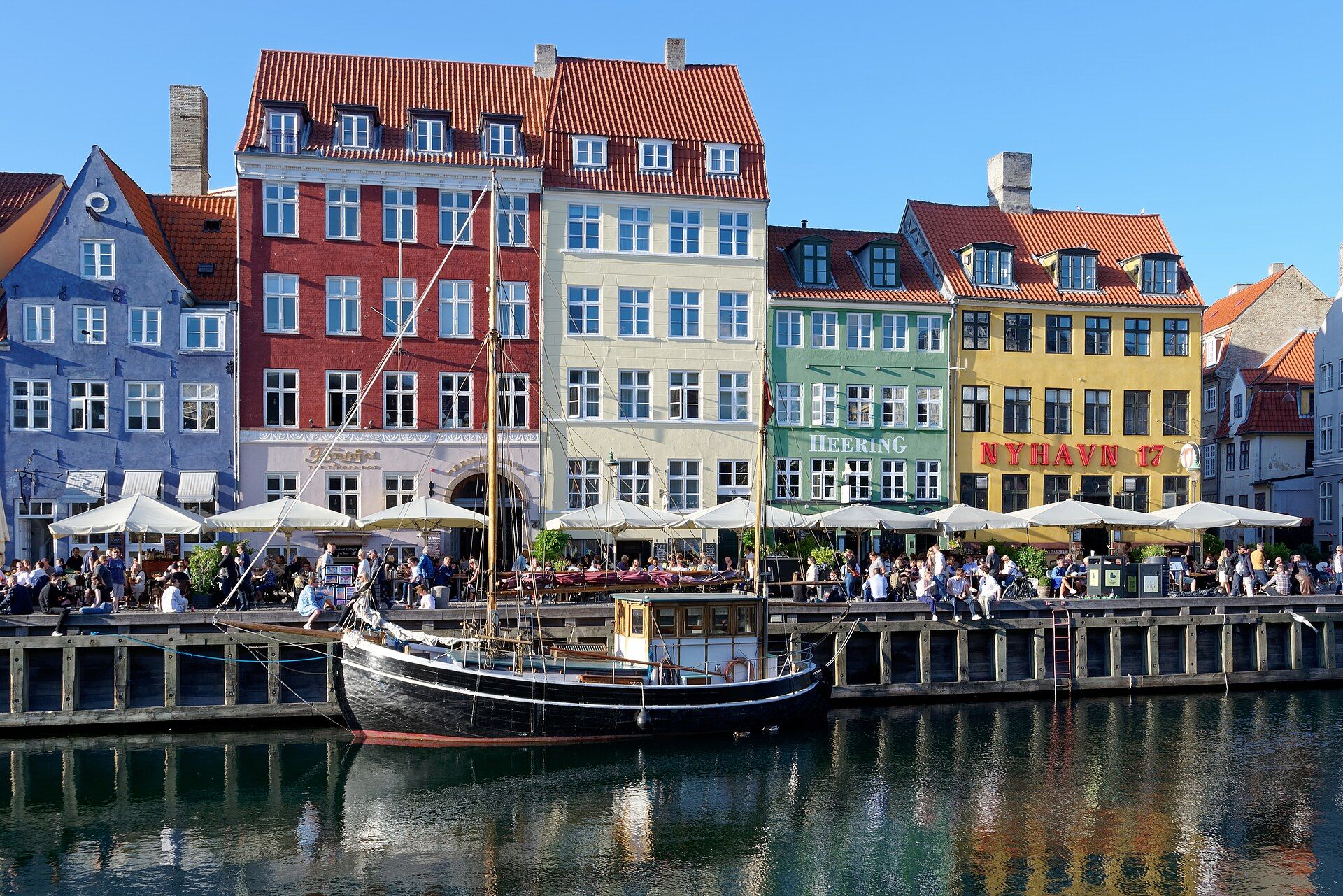 Kleurrijke gevels en boten in de Nyhavn in Kopenhagen