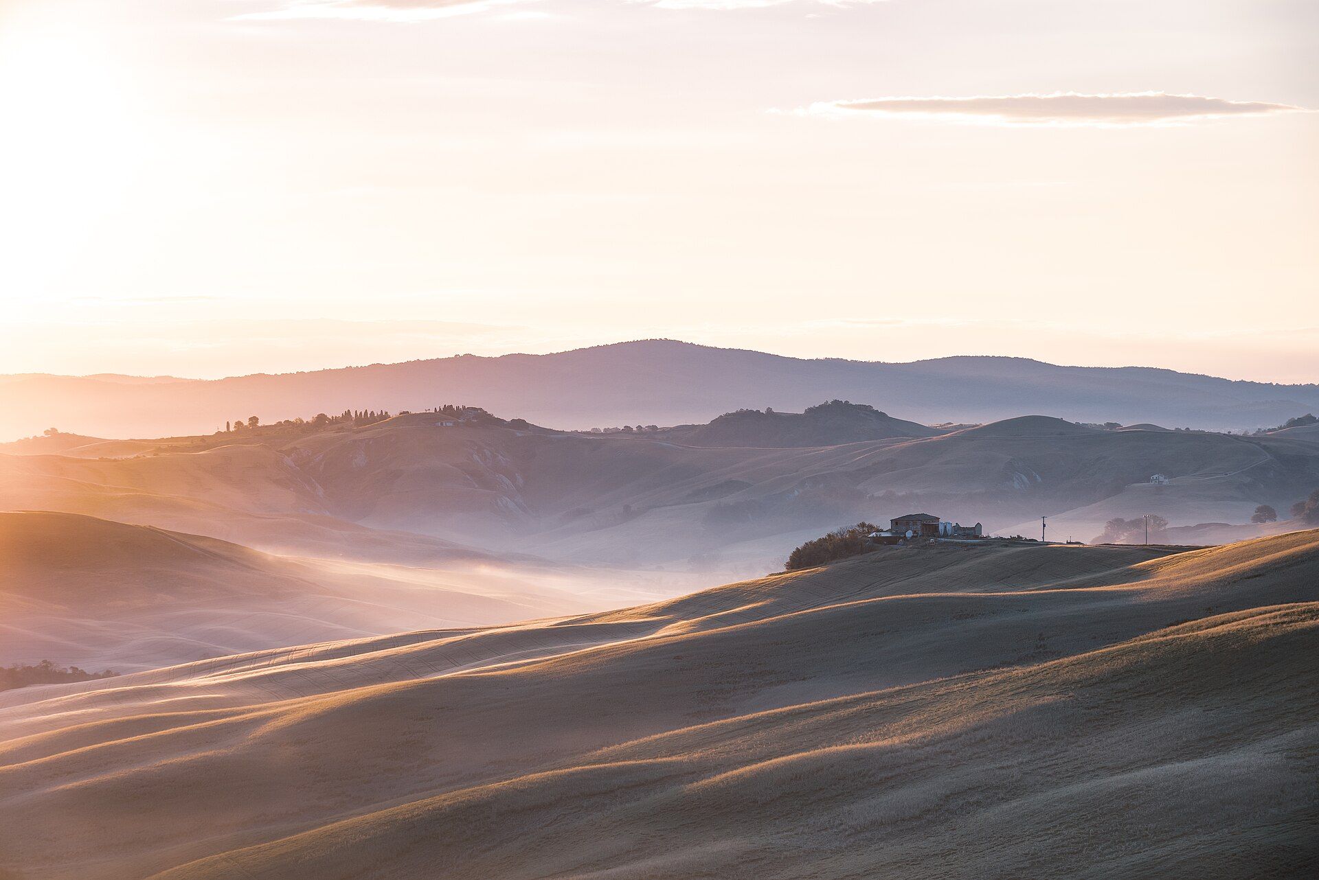 Heuvels in de ochtendmist in Toscane