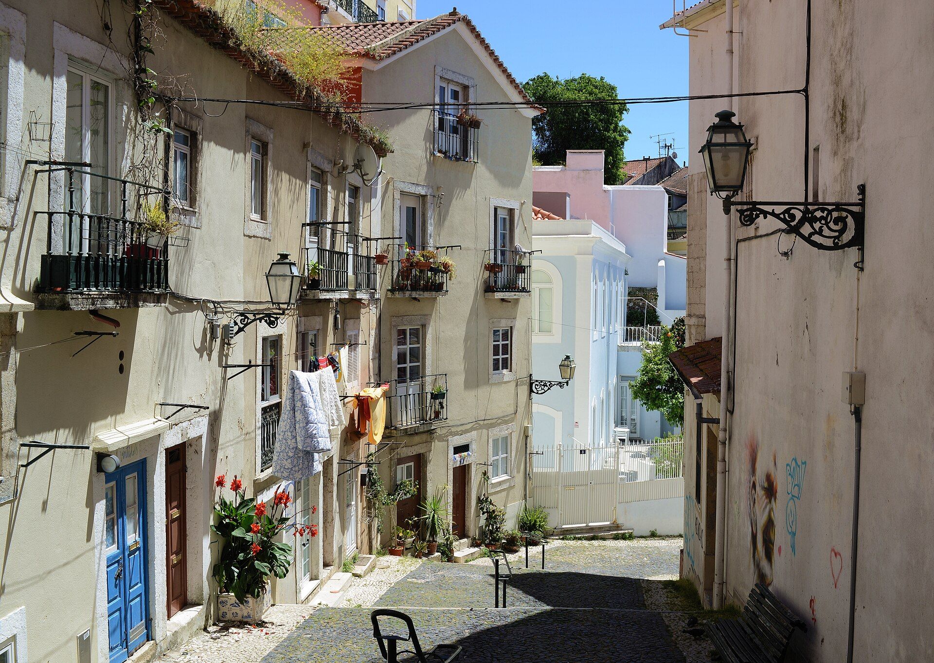 Straatje met balkons in Lissabon