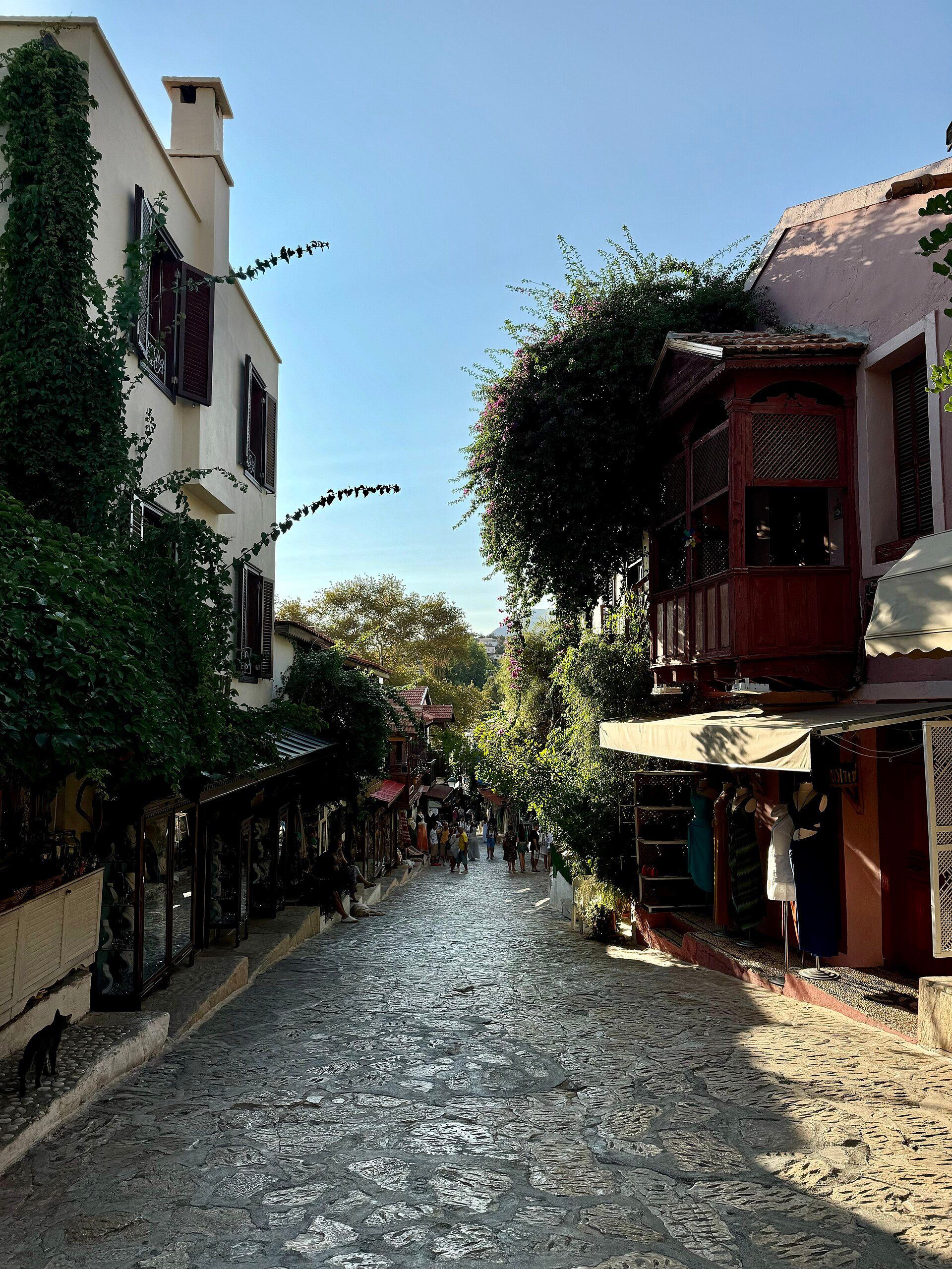 Straatje met houten balkons in Kaş aan de Turkse zuidkust