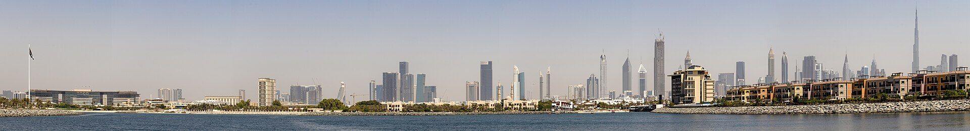 Skyline van Dubai gezien vanaf Jumeirah